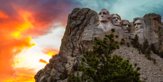 Photograph of Mount Rushmore with the sun behind it