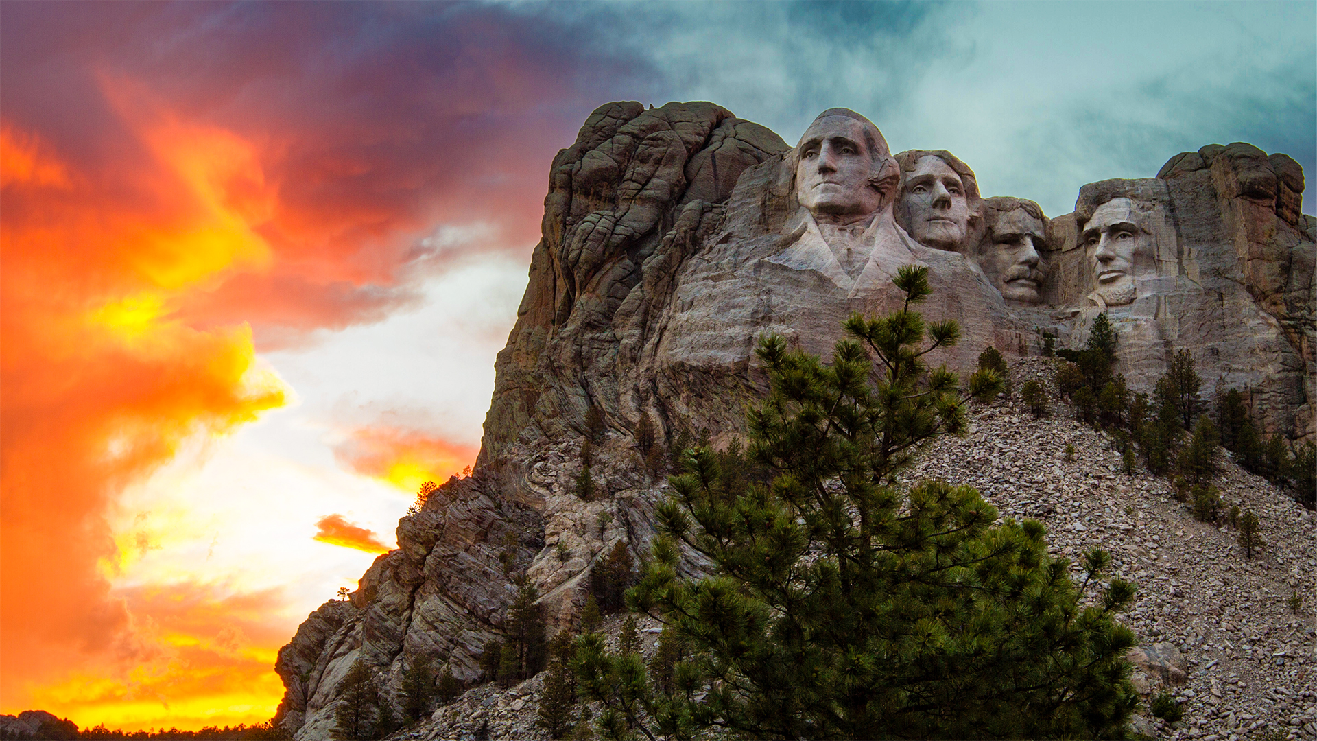 Photograph of Mount Rushmore with the sun behind it